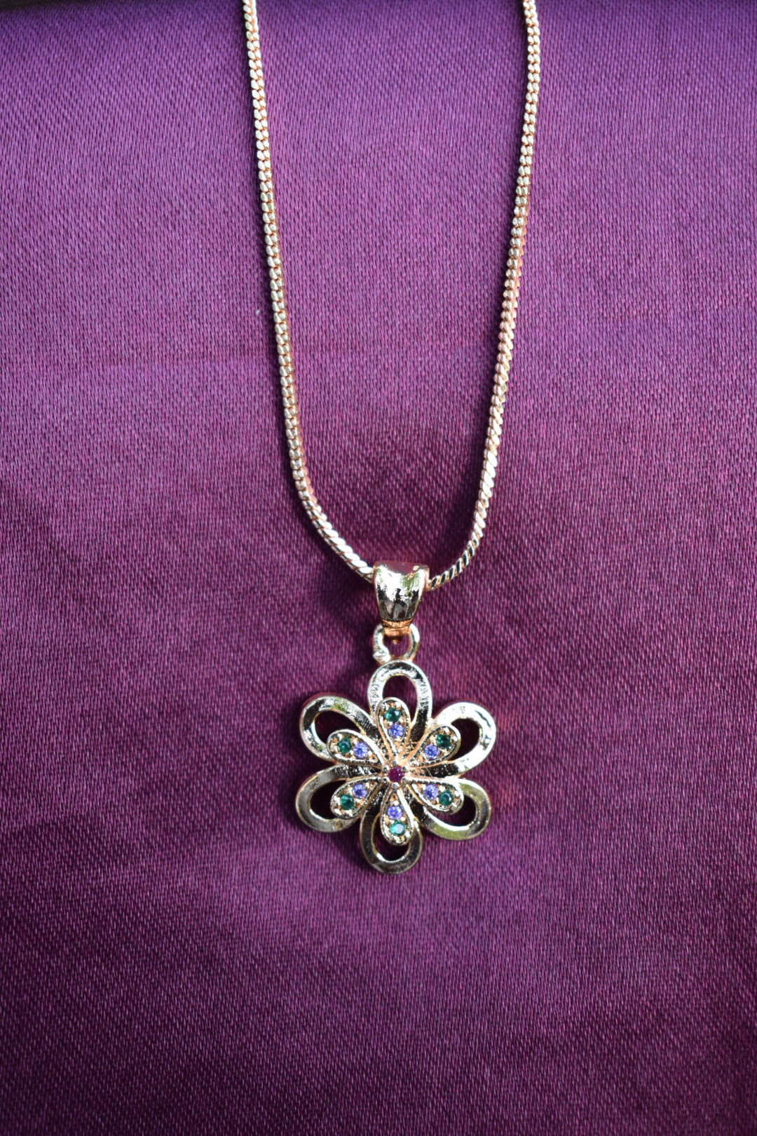 ๐ธ Leesuu โ Floral Grace Crystal Pendant Chain