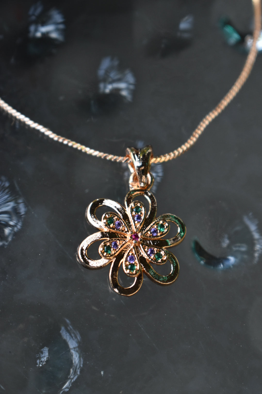 🌸 Leesuu – Floral Grace Crystal Pendant Chain