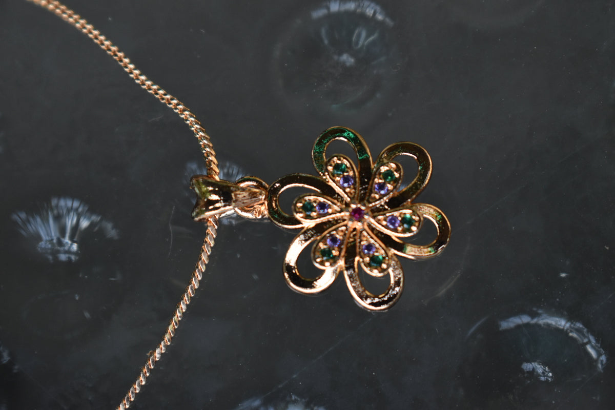 🌸 Leesuu – Floral Grace Crystal Pendant Chain