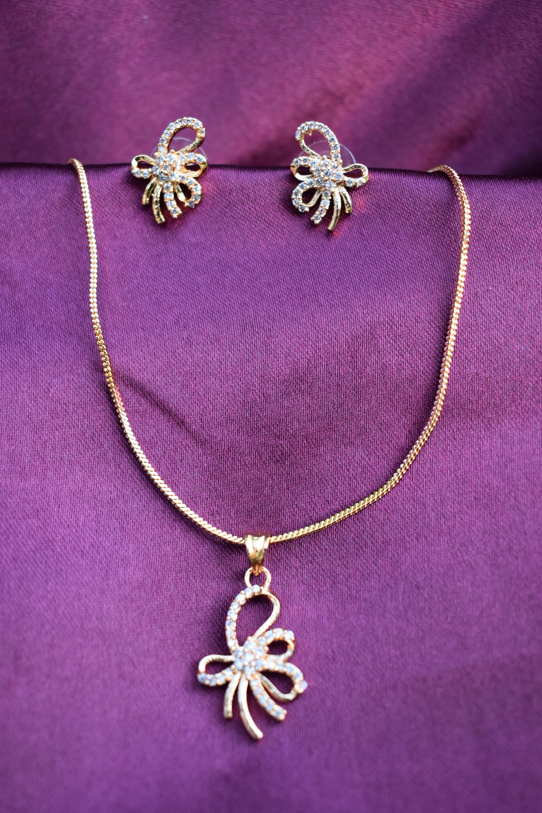 Flora Élan Pendant Necklace & Matching Earrings Set