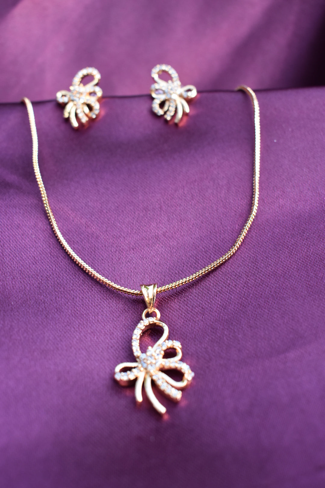 Flora Élan Pendant Necklace & Matching Earrings Set