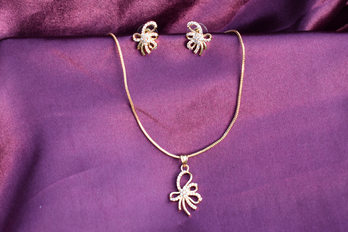 Flora Élan Pendant Necklace & Matching Earrings Set