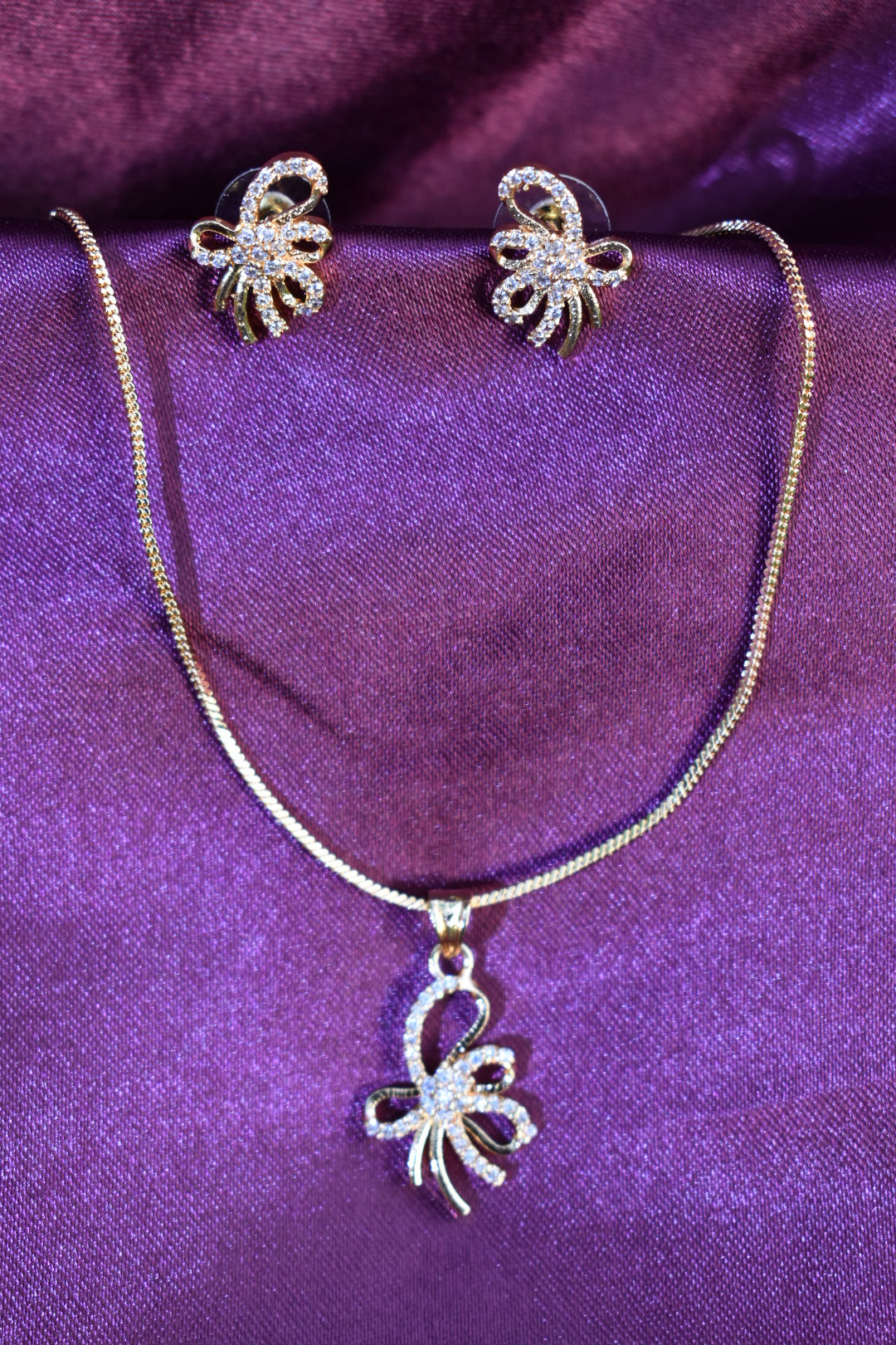 Flora Élan Pendant Necklace & Matching Earrings Set
