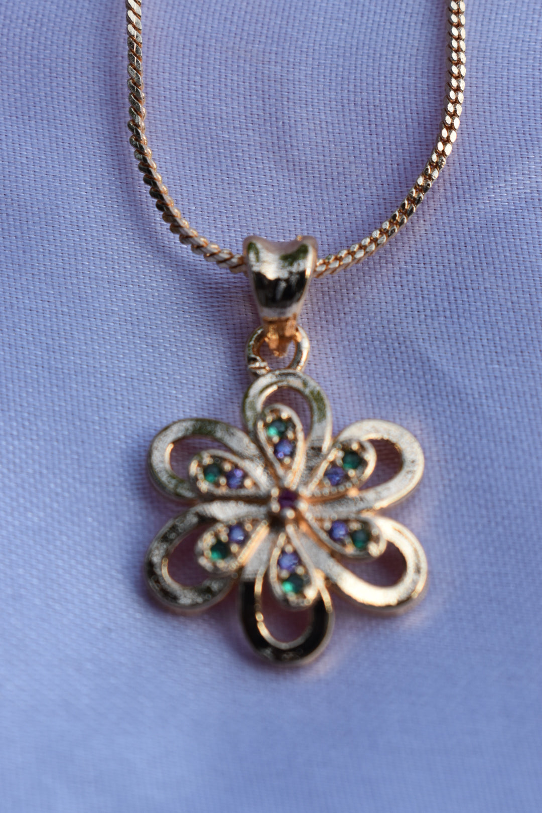 🌸 Leesuu – Floral Grace Crystal Pendant Chain