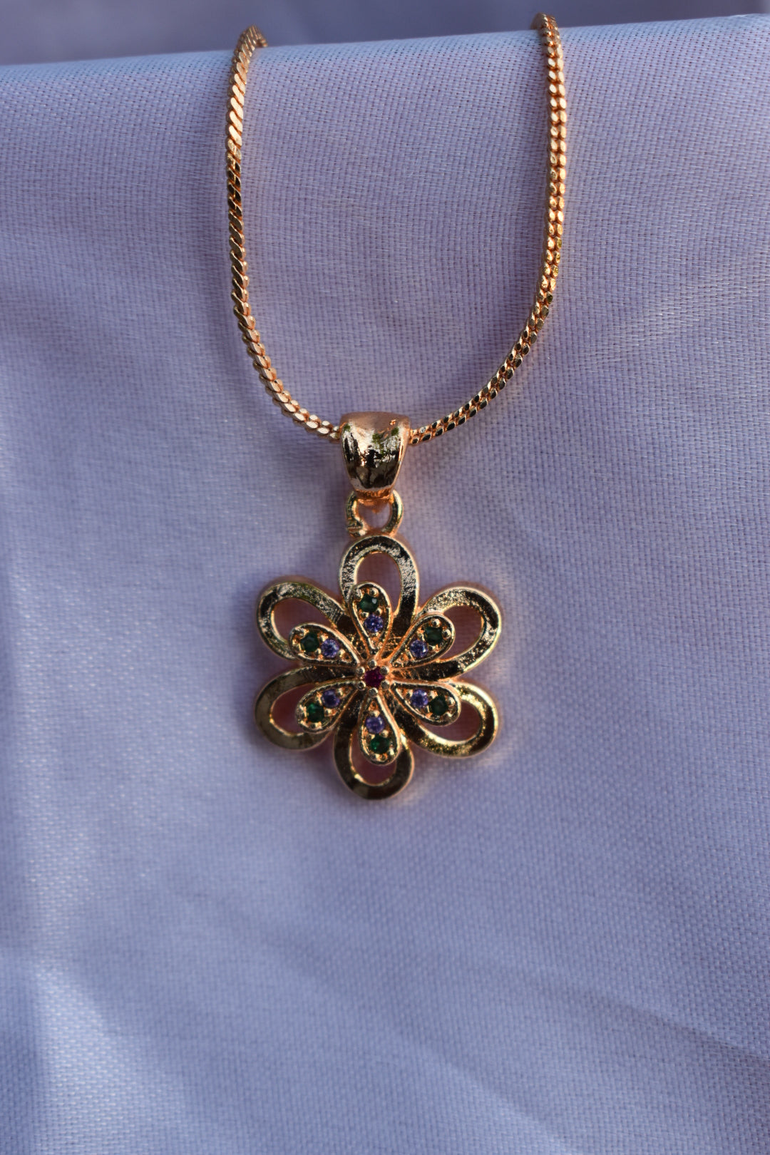 🌸 Leesuu – Floral Grace Crystal Pendant Chain