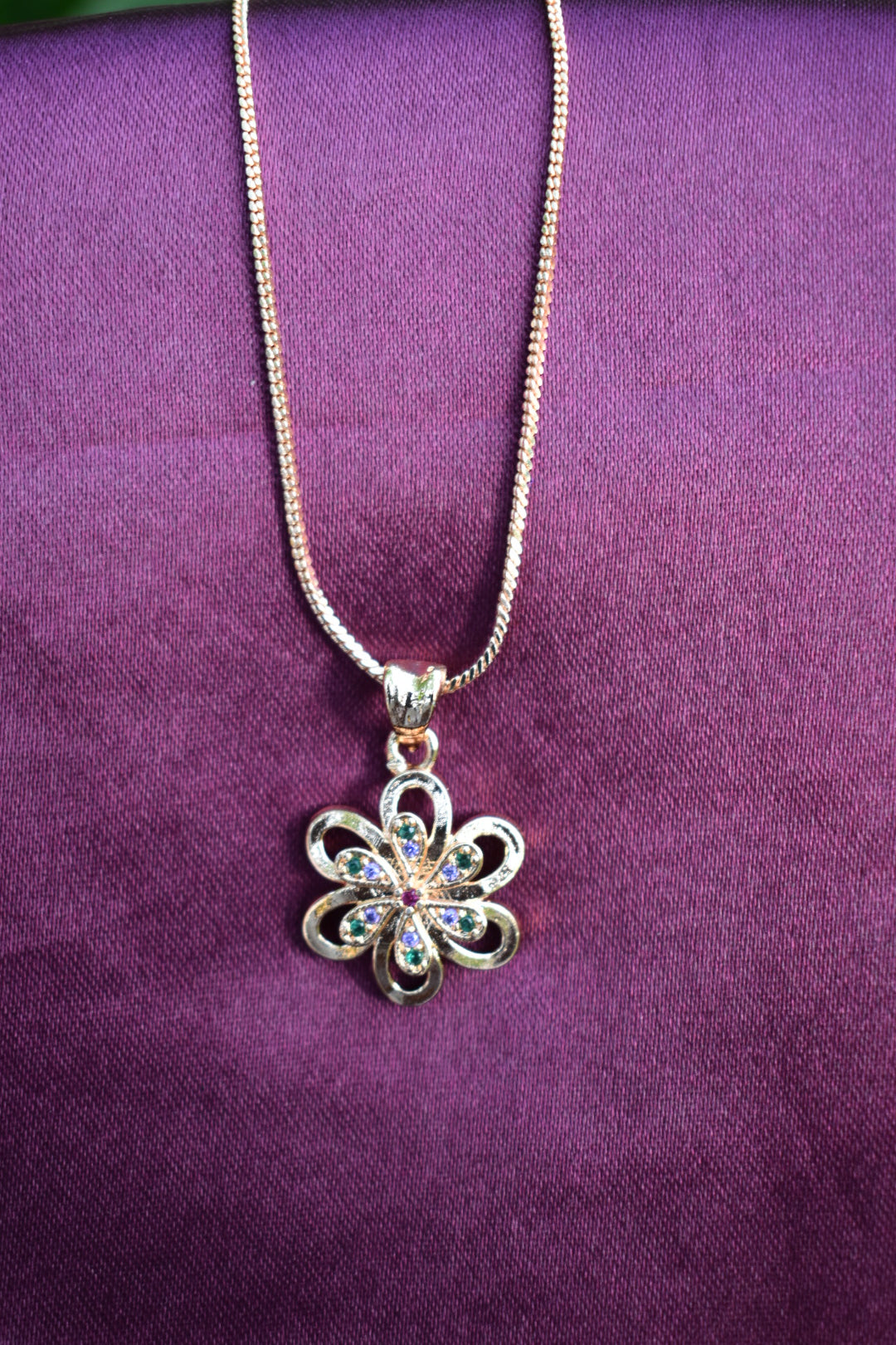 🌸 Leesuu – Floral Grace Crystal Pendant Chain