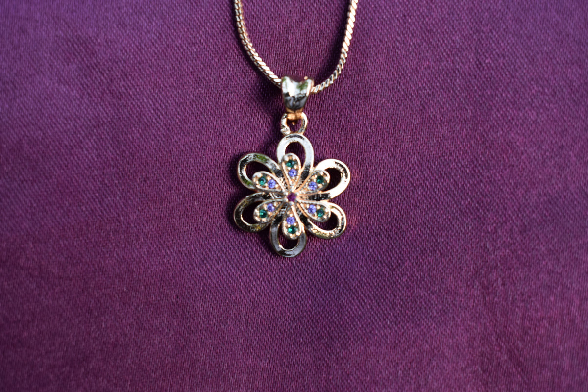 🌸 Leesuu – Floral Grace Crystal Pendant Chain