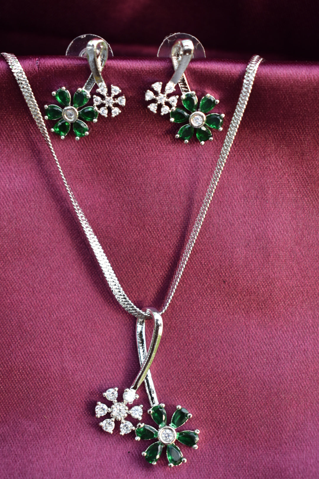 Leesuu Floral Bloom Crystal Necklace & Earrings Set