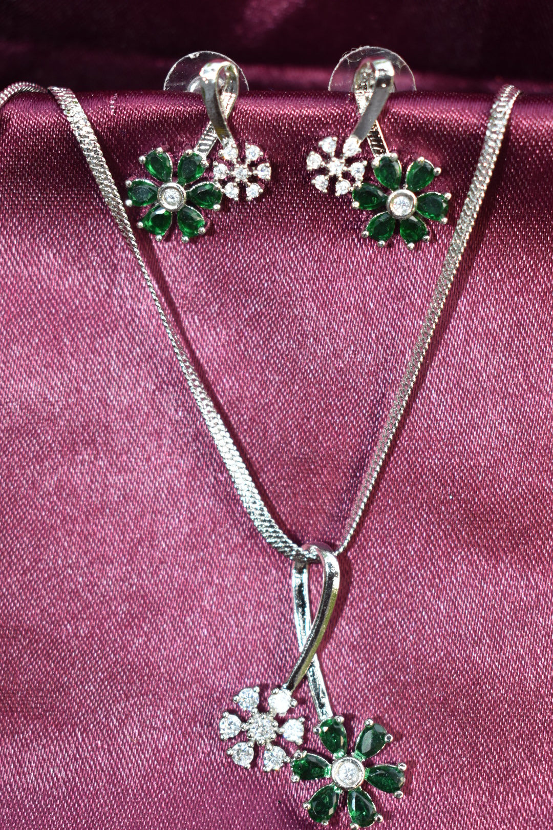 Leesuu Floral Bloom Crystal Necklace & Earrings Set