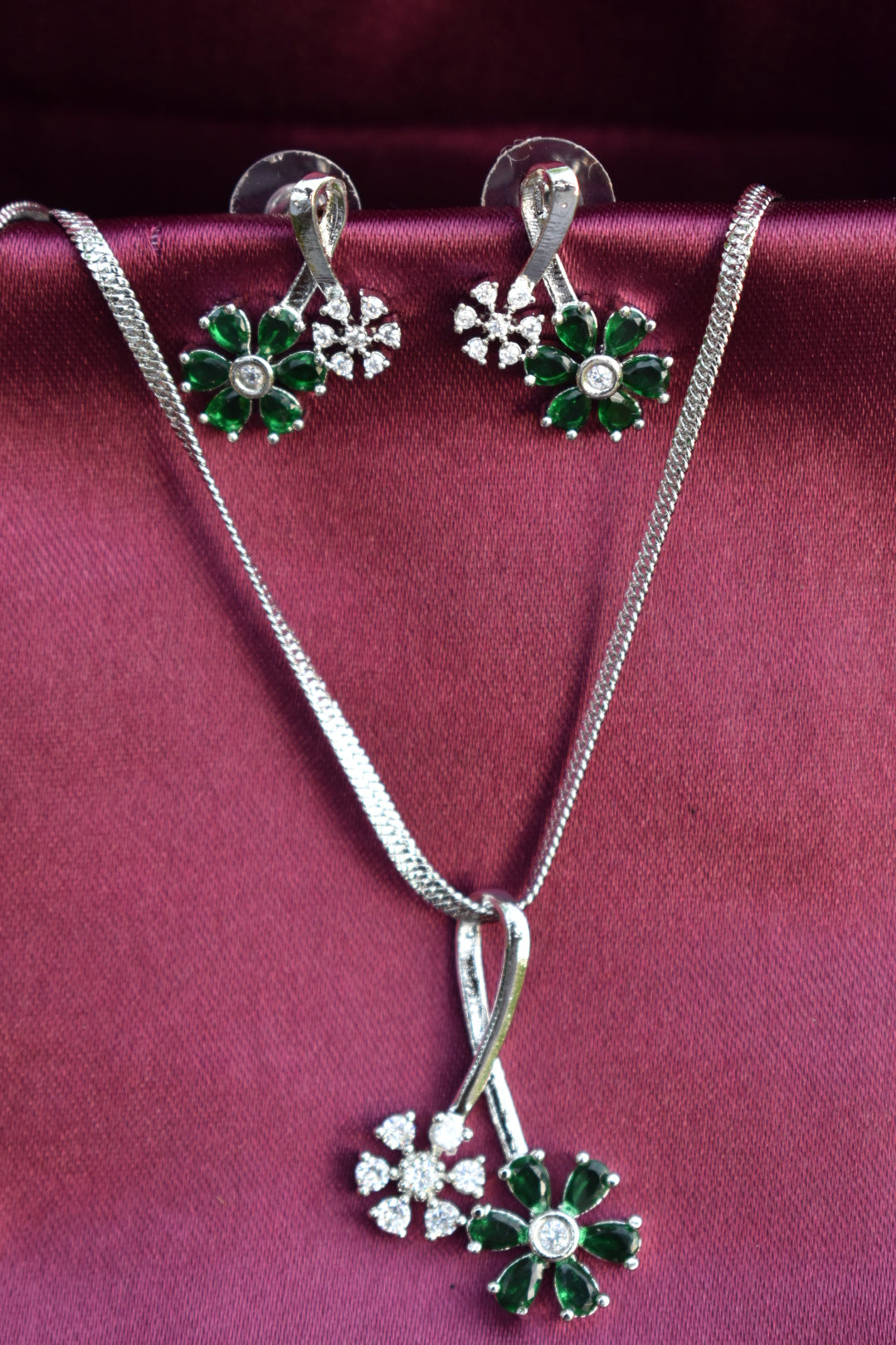 Leesuu Floral Bloom Crystal Necklace & Earrings Set