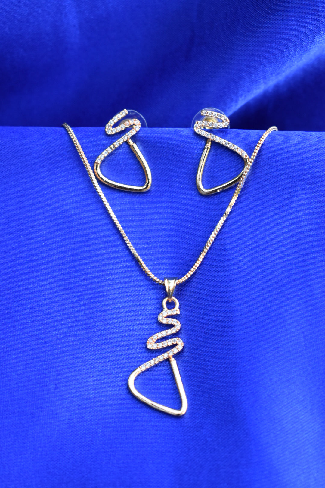 ✨ Twisted Luxe Crystal Necklace & Earrings Set Description: