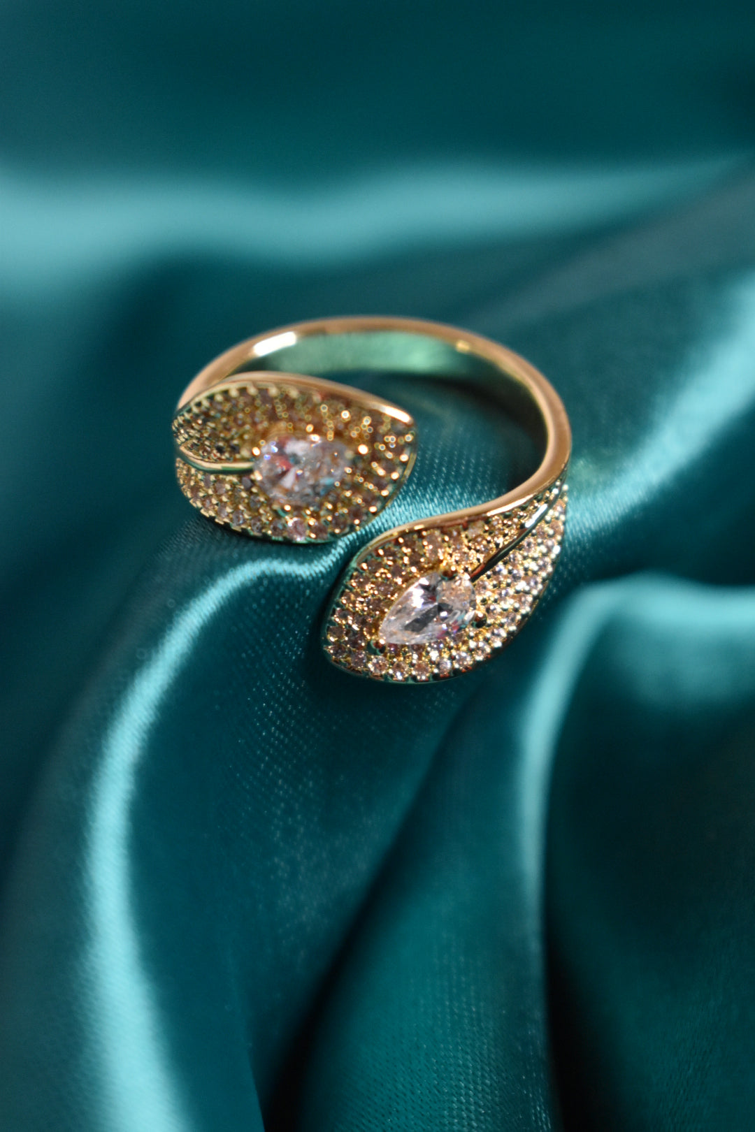 💍 Élan Pavé Crystal Statement Ring