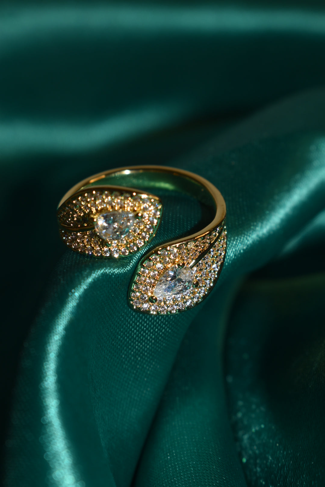 💍 Élan Pavé Crystal Statement Ring