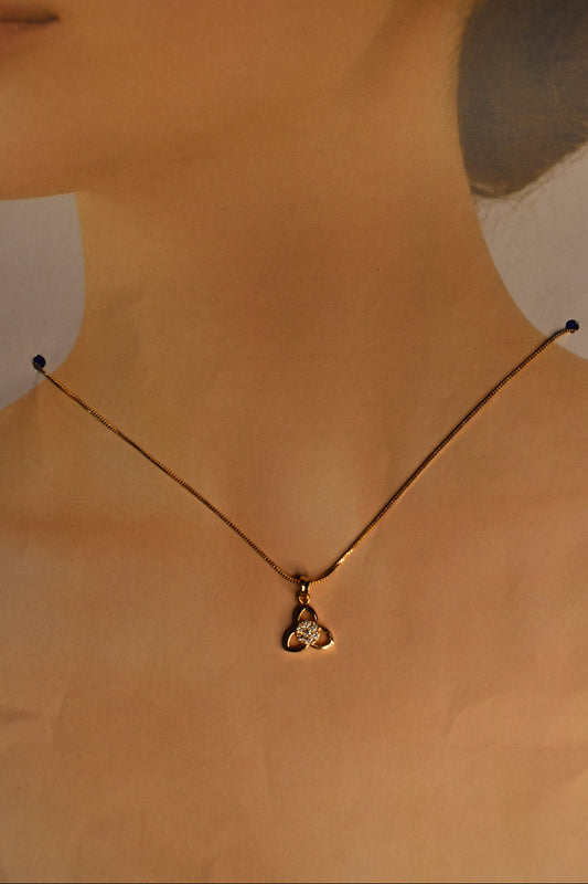 Elegant Crystal Clover Pendant Necklace – Dainty Gold-Tone Statement Necklace