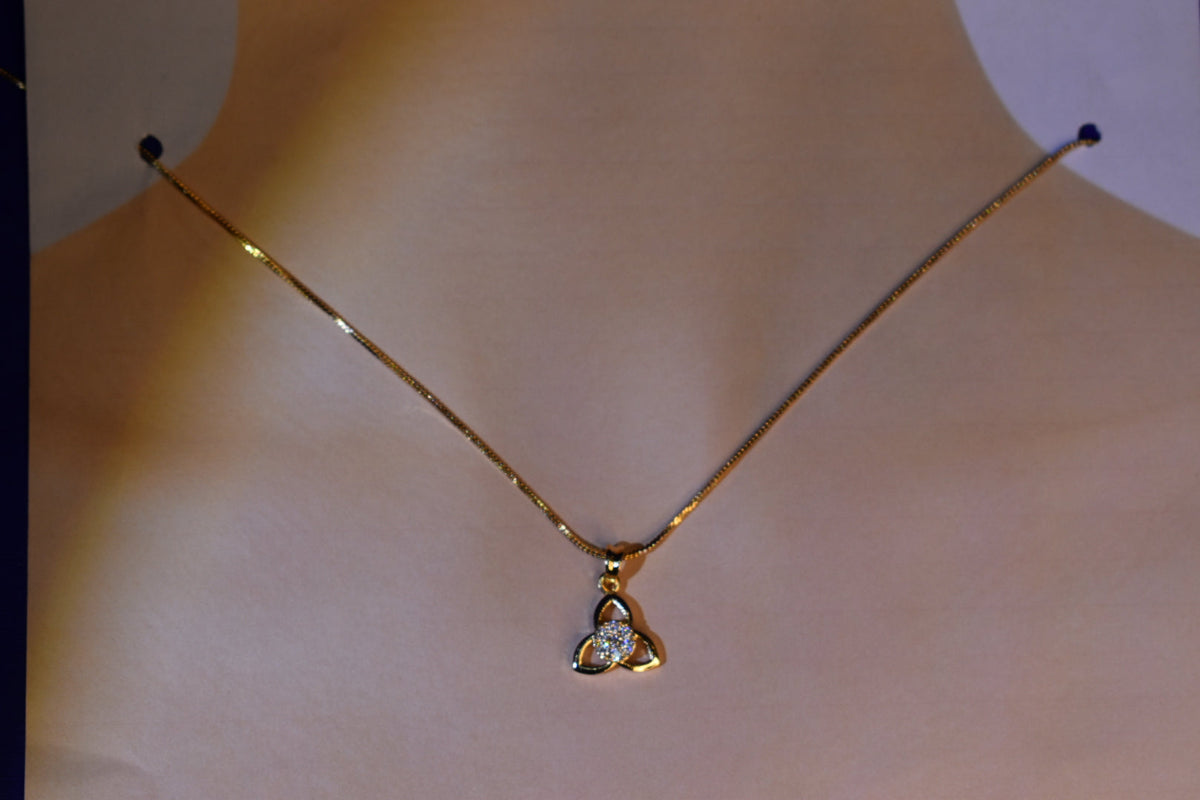 Elegant Crystal Clover Pendant Necklace – Dainty Gold-Tone Statement Necklace