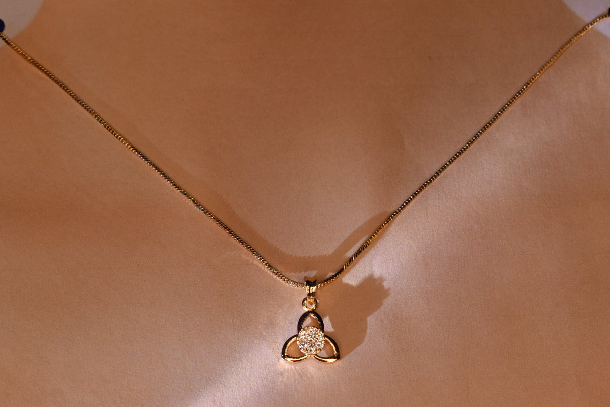 Elegant Crystal Clover Pendant Necklace – Dainty Gold-Tone Statement Necklace