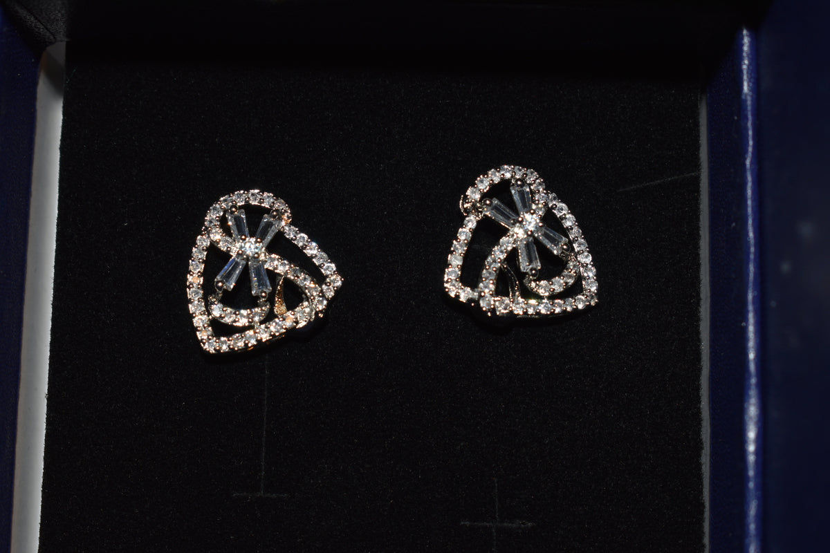 ✨ Leesuu — Luxe Crystal Floral Stud Earrings