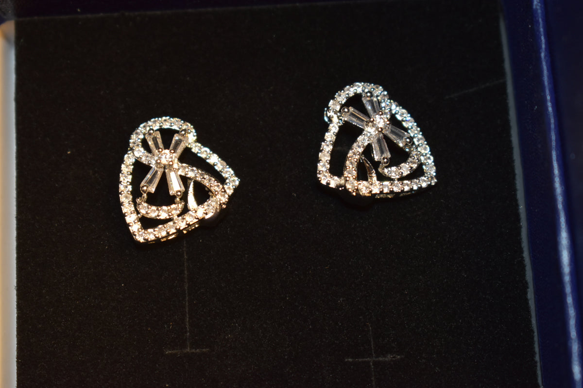✨ Leesuu — Luxe Crystal Floral Stud Earrings