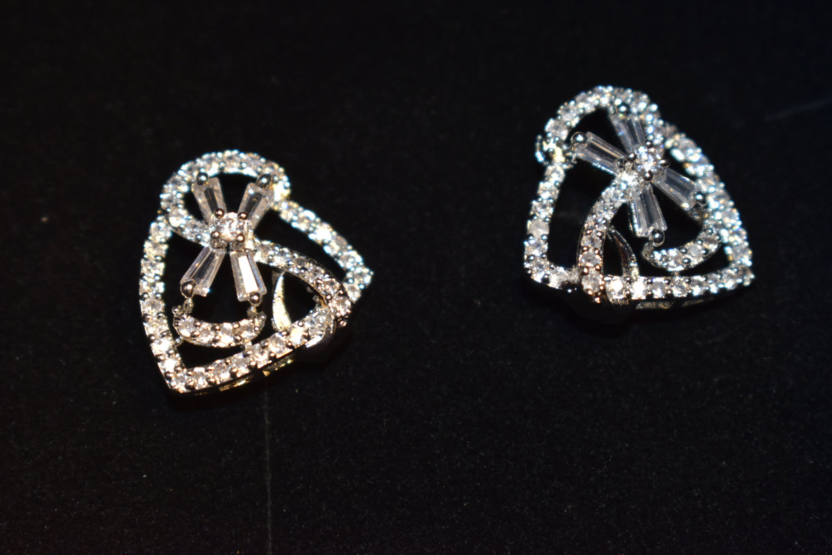 ✨ Leesuu — Luxe Crystal Floral Stud Earrings