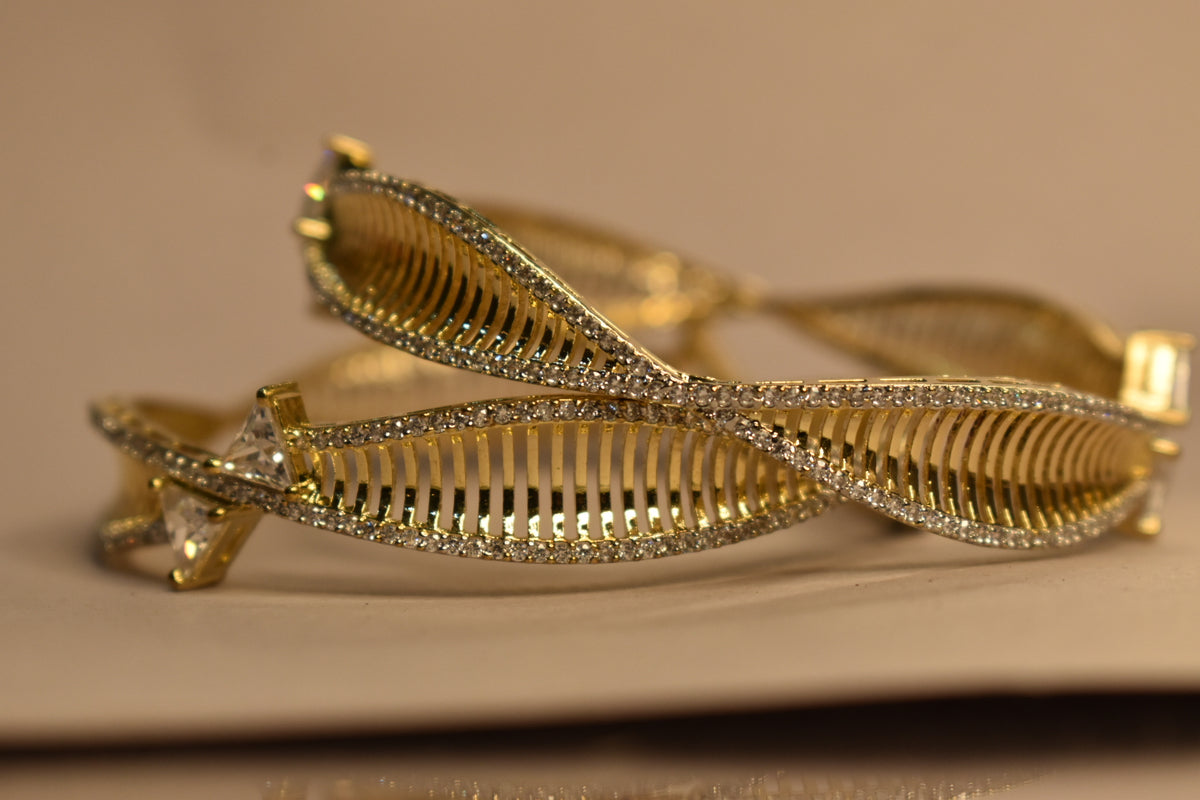 Leesuu Golden Radiance Textured Bangle