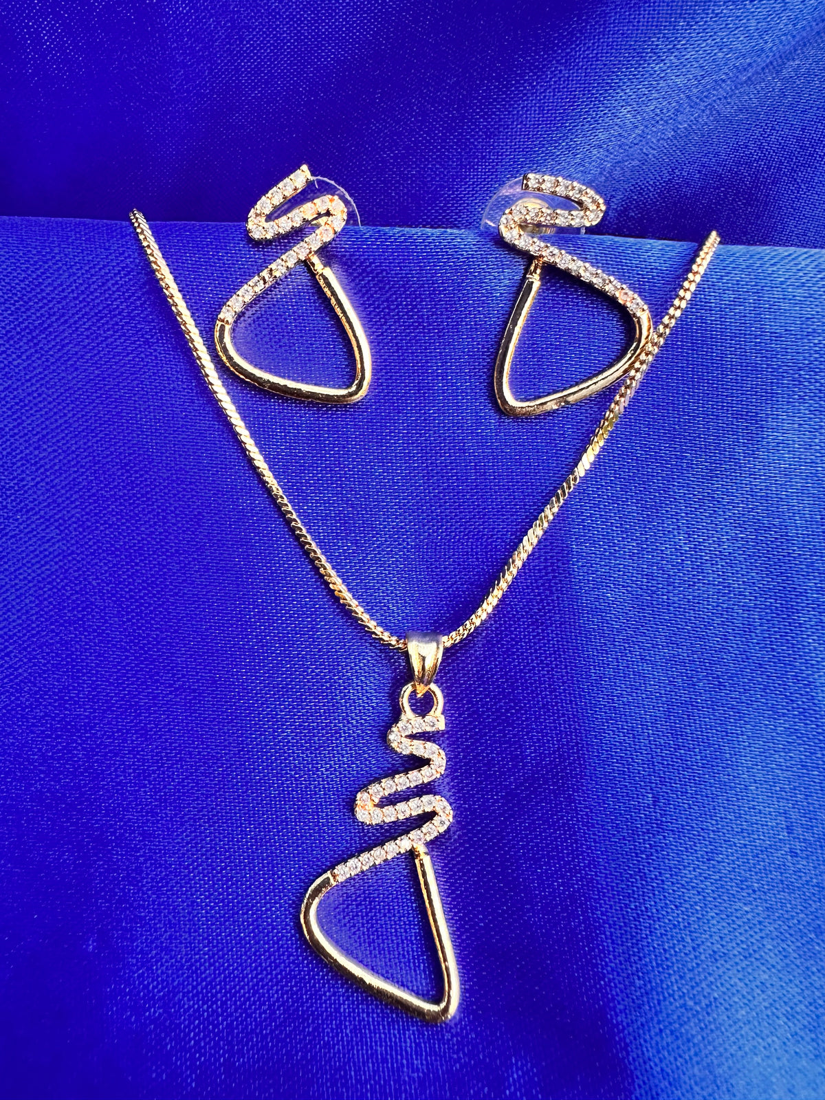 ✨ Twisted Luxe Crystal Necklace & Earrings Set Description: