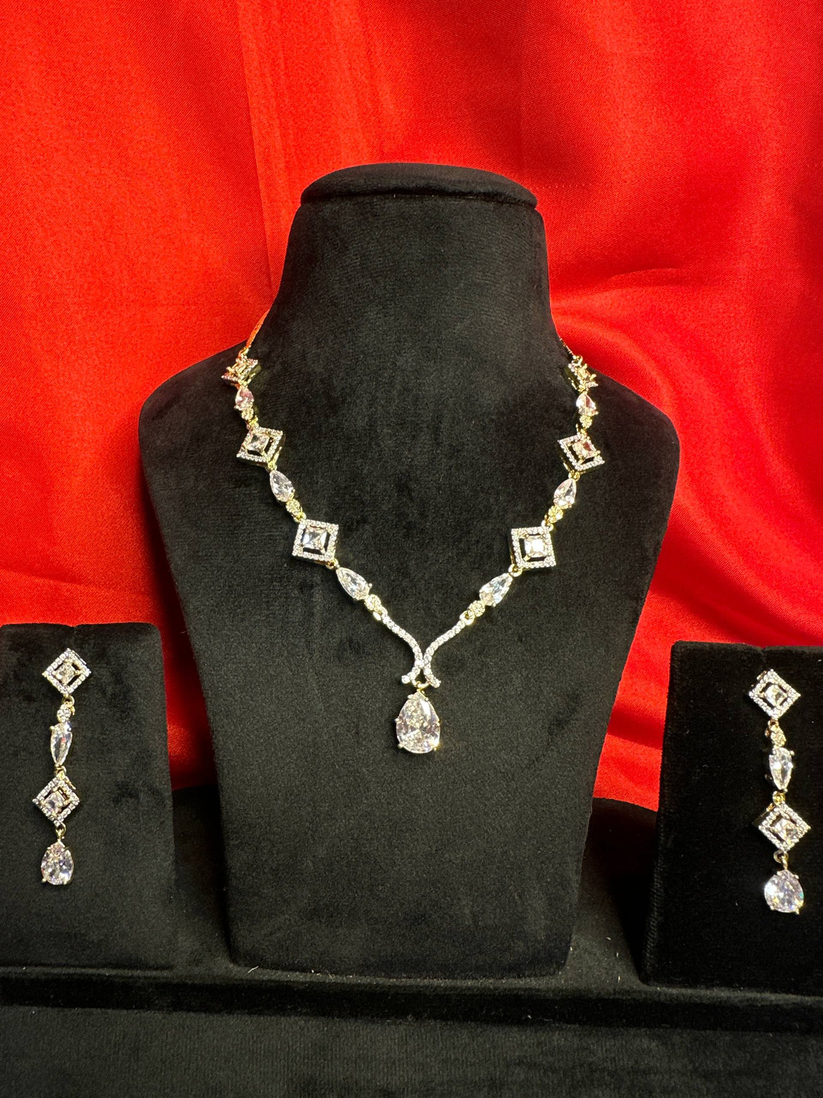Emerald Green Royal Necklace Set with Matching Earrings – Luxe Statement Jewellery Set