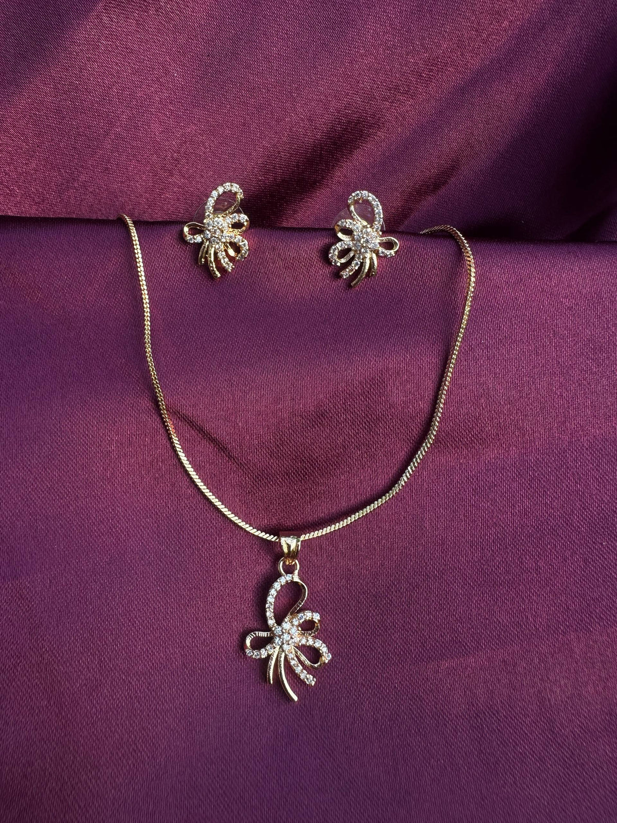 Flora Élan Pendant Necklace & Matching Earrings Set