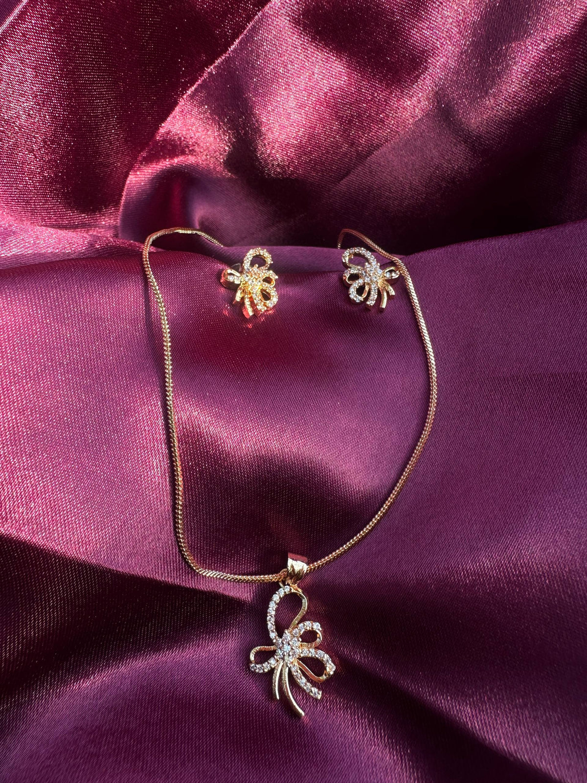 Flora Élan Pendant Necklace & Matching Earrings Set