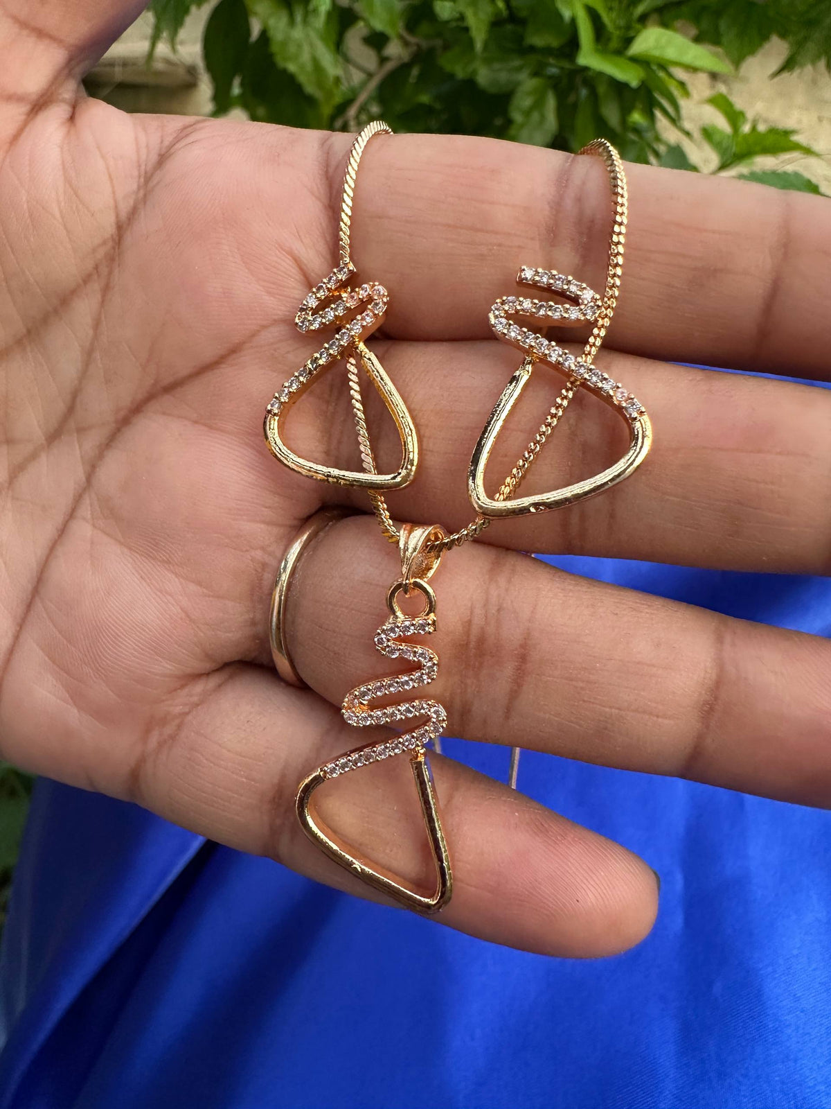 ✨ Twisted Luxe Crystal Necklace & Earrings Set Description: