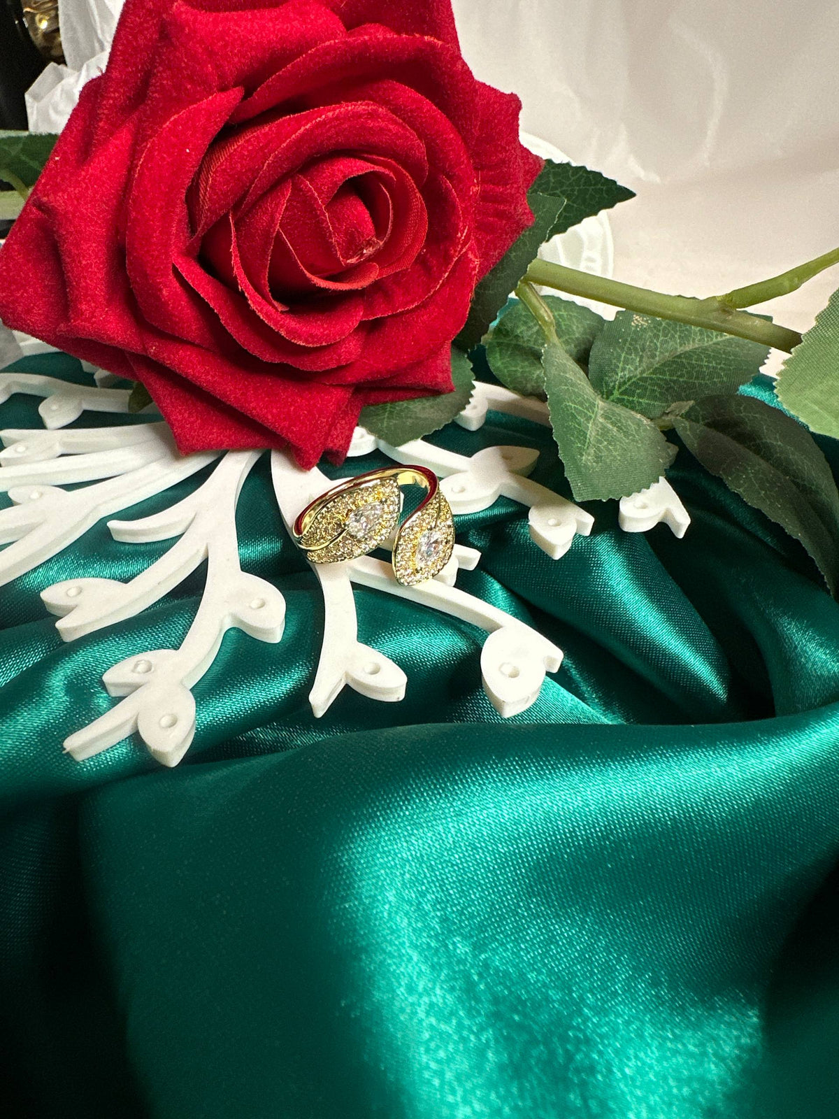 💍 Élan Pavé Crystal Statement Ring