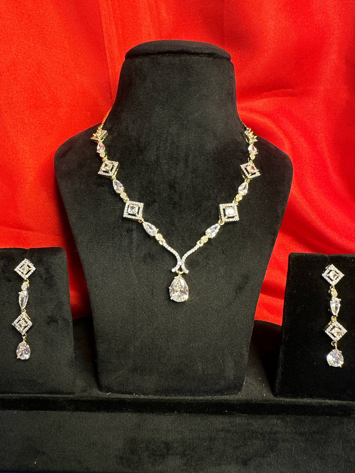 Emerald Green Royal Necklace Set with Matching Earrings – Luxe Statement Jewellery Set